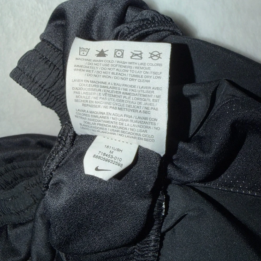 Nike Women's Size L Sports Bra and size M Shorts Set W1